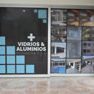Instalación de vidrios en Riohacha para divisiones de baño y fachadas comerciales.